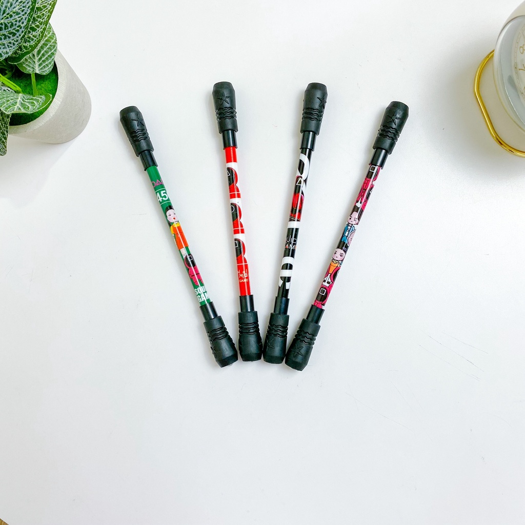 

PEN PUTAR TONGKAT SQUID GAME / PEN PUTAR MAGNET SPINNER GEL TINTA HITAM MOTIF SQUID GAME FILM KOREA ALAT TULIS MURAH