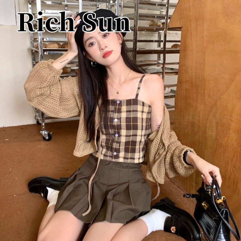 Red Spice girl awal musim gugur versi Korea baru retro suspender kotak-kotak pendek + kardigan tabir surya lengan panjang fashion all-match setelan wanita