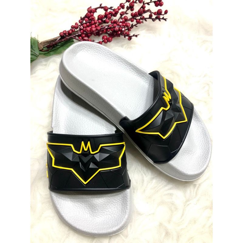 Sandal Slop Porto Anak Cowok Motif Batman Sandal Anak Cowok Lucu Sandal Slop Anak Cowok Santai Sandal Anak Cowok Nyaman Dipakai Sehari Hari Sandal Anak Cowok Batman Sandal Anak Cowok Nggak Licin Sendal Slop Anak Cowok Motif Batman