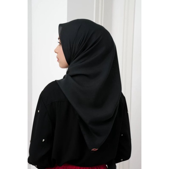 VIENNA SCARF BLACK WEARING KLAMBY