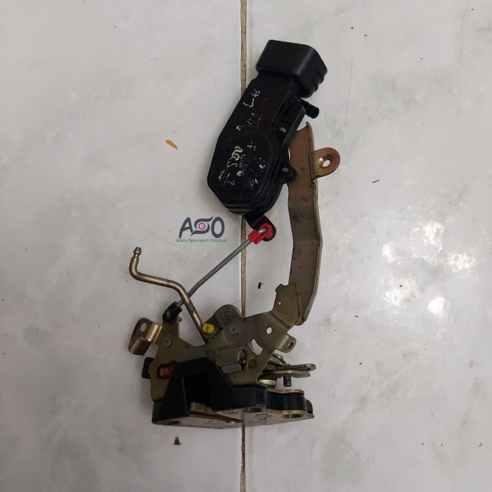 Doorlock Door Lock Kunci Pintu Belakang Kiri Taruna 2003 Lelangan