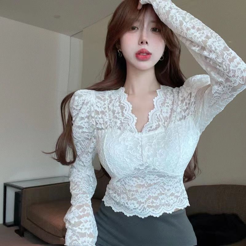 Red Kemeja wanita rasa desain ceruk kait bunga berongga renda kemeja musim gugur Perancis V-neck pendek bagian dalam kemeja top