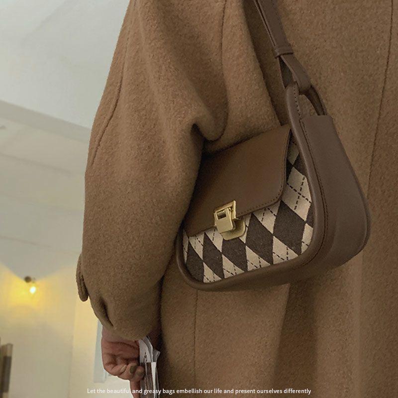 Red French niche underarm bag women 2021 new trendy fashion retro plaid saddle bag all-match in Messenger bag