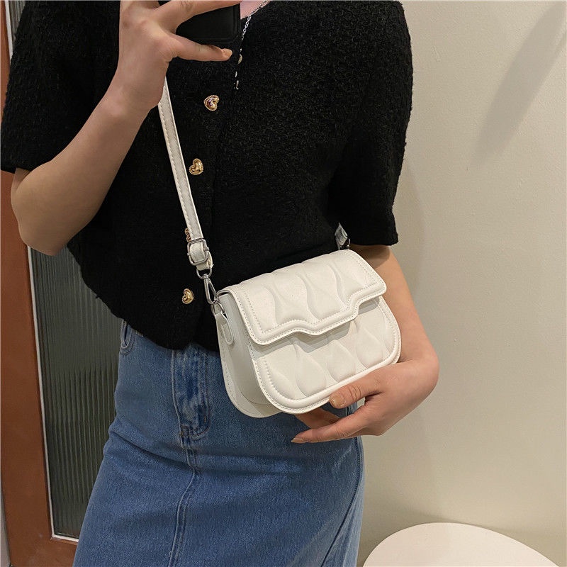 Red Tas wanita musim panas 2022 mode trendi baru high-end tekstur tas pelana ketiak wanita gaya luar negeri all-match niche messenger bag