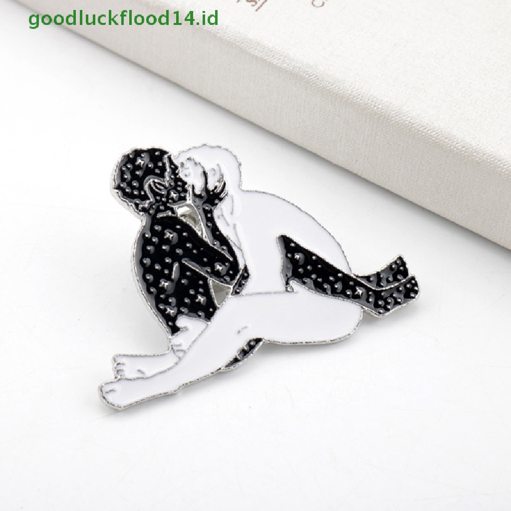 [GOOGFOUR] Enamel Man and Man Huging Kissing Pins Black White Embrace Passionate Bros Badges Perhiasan Hadiah [TOP]