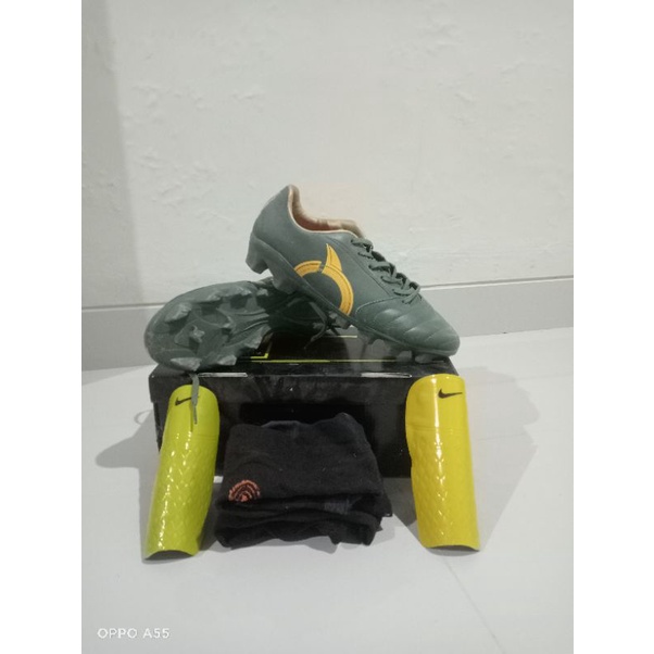 sepatu bola seken murah,aman baru sekali pakai gratis kaos kaki dan deker bola