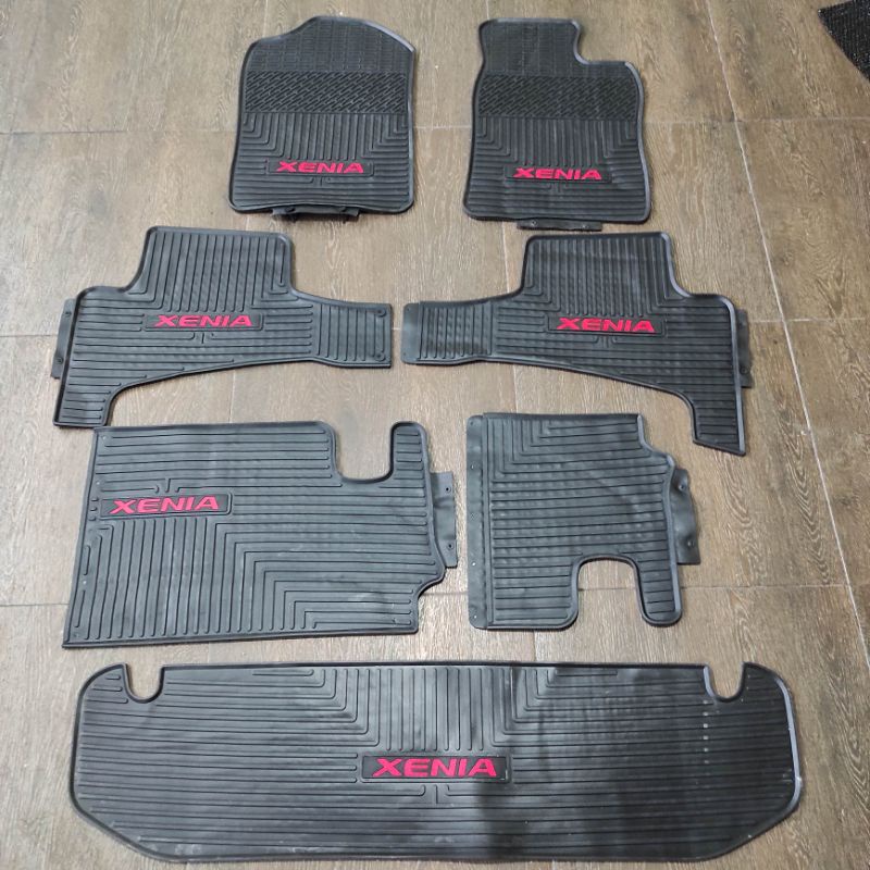 karpet full set karet mobil daihatsu all new xenia 2012 sampai 2021 hitam logo merah 2020 2019 2018 2017 2016 2015 2014 2013