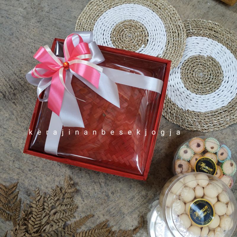 

HANTARAN MIKA CANTIK /besek murah/hantaran kue/hampers kue kering/besek cantik/besekan Jogja/hantaran lebaran