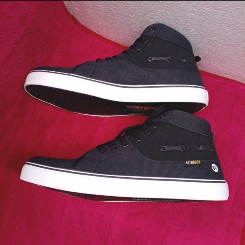 Sepatu sneakers pria Sepatu pria model terkini
