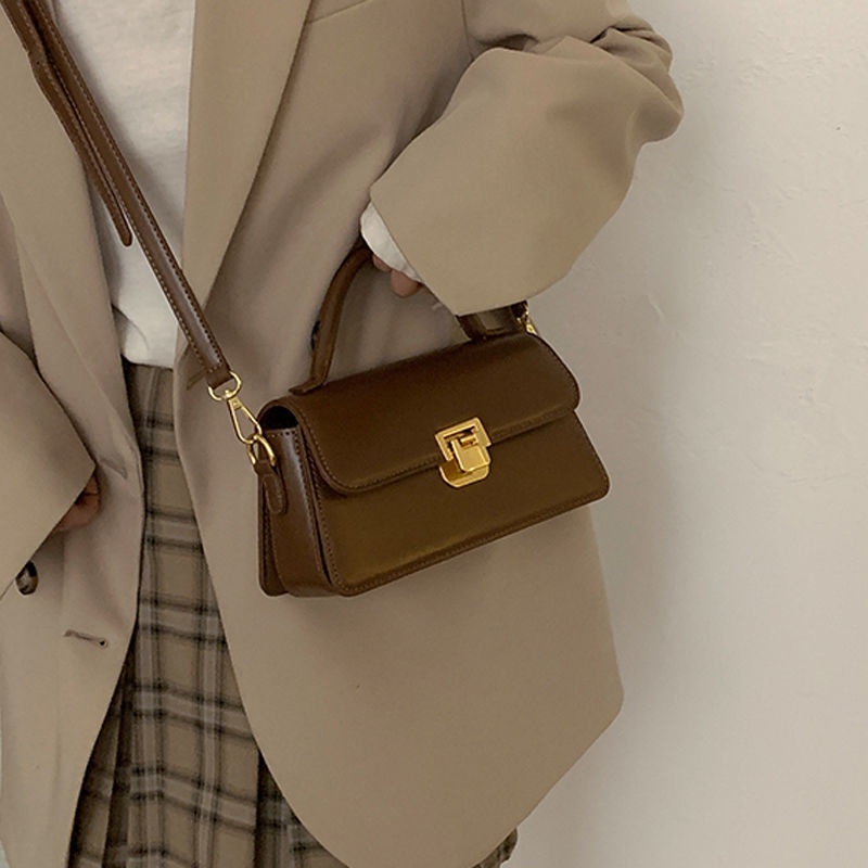 Red Retro tas tangan tas wanita 2022 musim dingin baru trendi fashion Messenger tas Korea niche all-match in Messenger tas