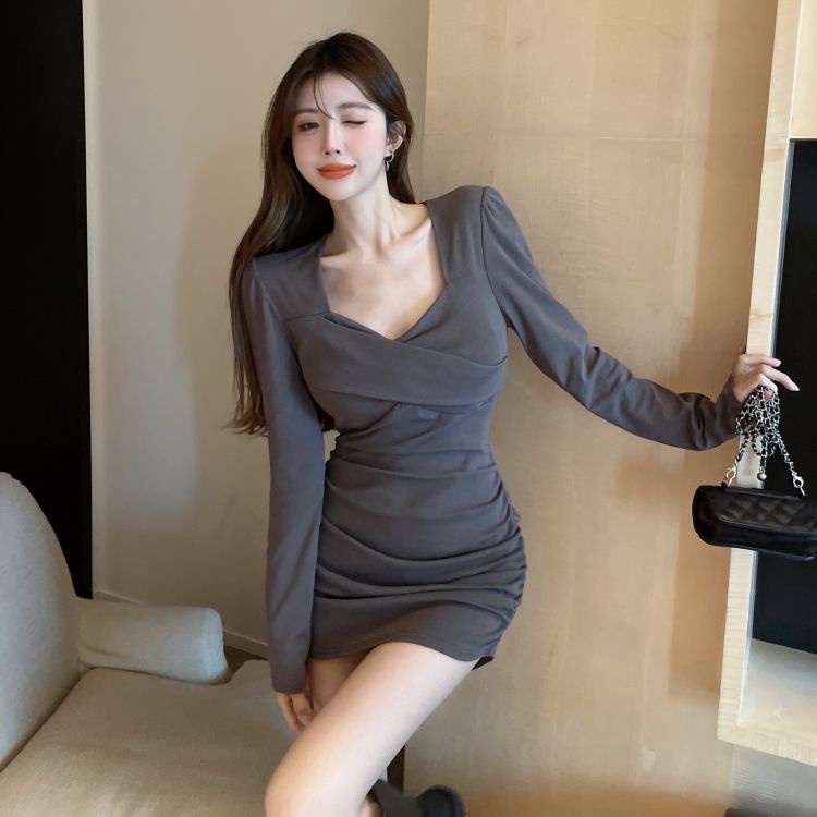 Red Hitam V-neck gaun hitam kecil musim semi dan musim gugur baru keinginan murni gaya gaun pinggul lipit manis dan pedas slim fit slim dress