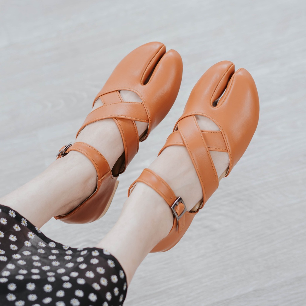 Mauren Tabi Flat Shoes (Black - Teracota)