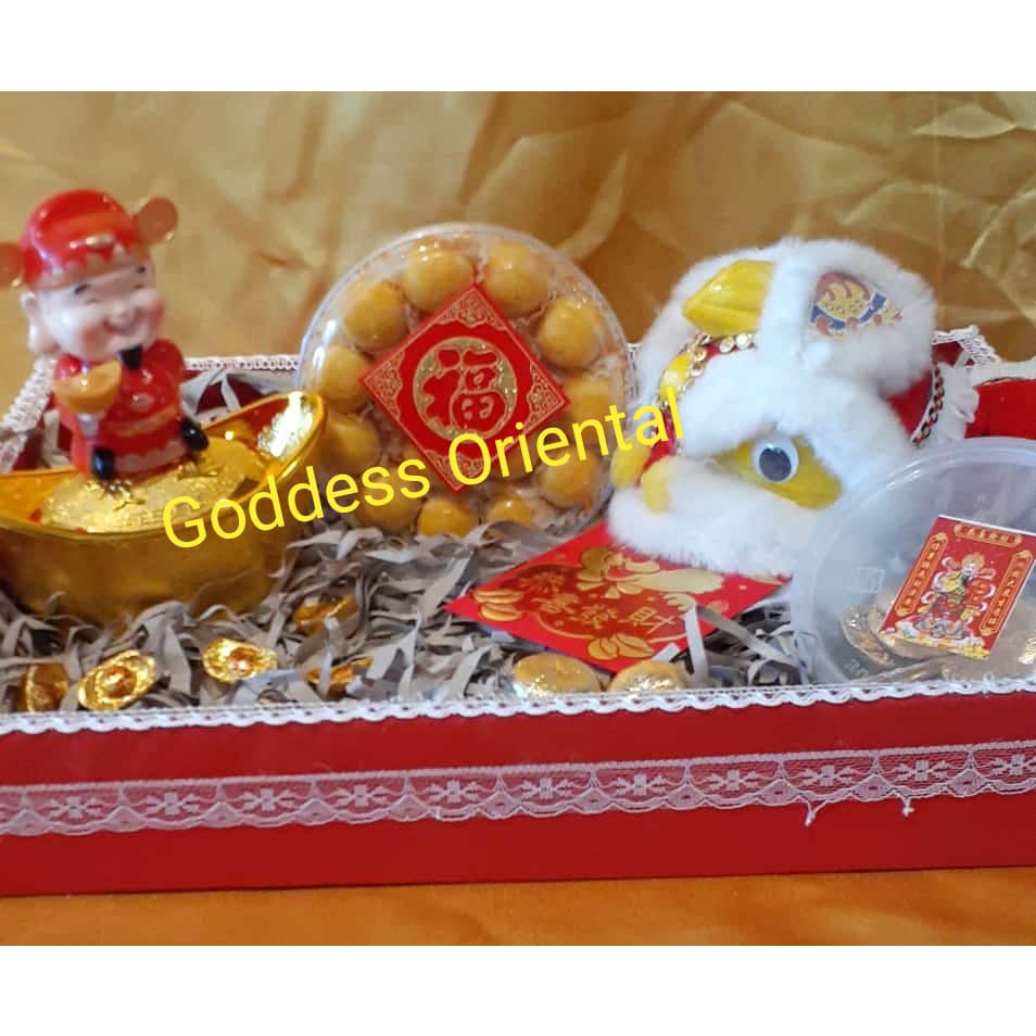 

Gift Hampers Imlek Dewa Rejeki Cai Shen & Barongsai Kue Nanas Pineapple Cookies 7 pcs Set hadiah