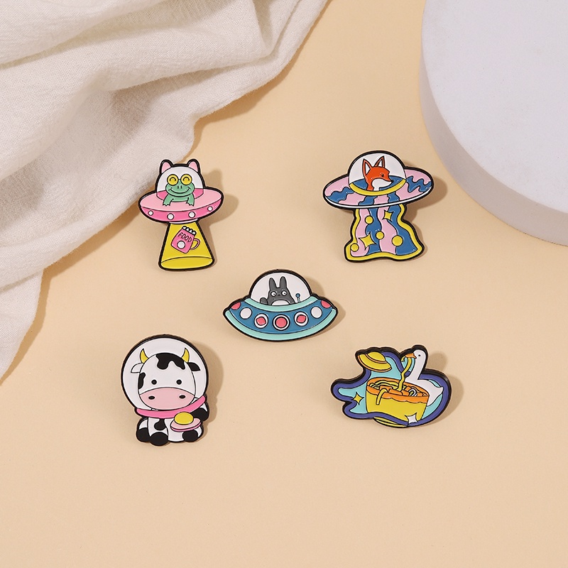 Hewan Lucu UFO Enamel Pin Kartun Rubah Sapi Kodok Angsa Bros Lencana Kerah Lapel Universe Astronot Perhiasan Hadiah Untuk Anak-Anak Teman
