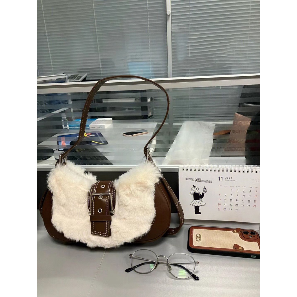 Red Ceruk Mewah Bahu Ketiak Tas Tas Bahu Berbulu Tas Y2k Manis Keren Gadis Tas Tangan Musim Dingin 2022 Baru