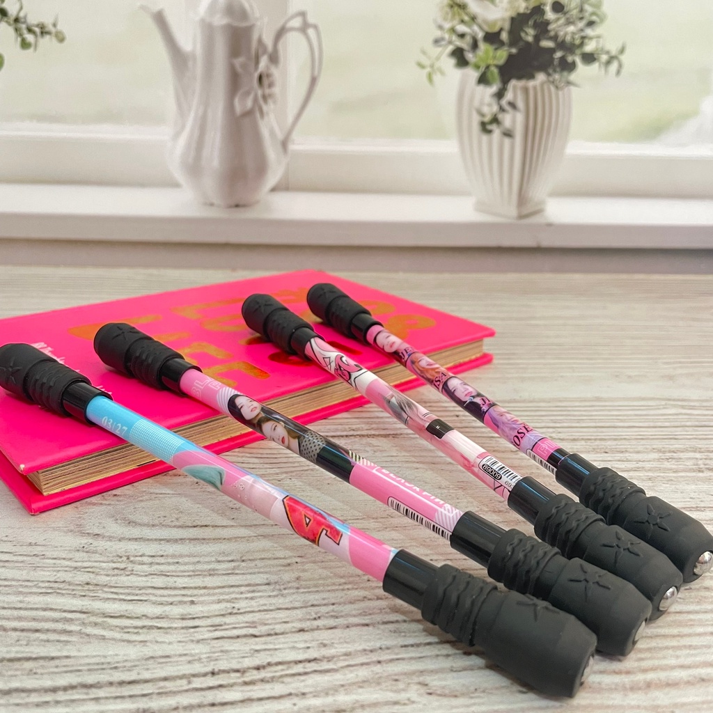 

PEN TONGKAT PUTAR BLKPINK CUTE LUCU TINTA HITAM SUPER UNIK HARGA MURAH PULPEN TONGKAT MAGNET BLCKPINK FANCY FAVORIT ANAK STATIONARY TERLENGKAP KUALITAS PREMIUM