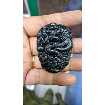liontin black jade ukir