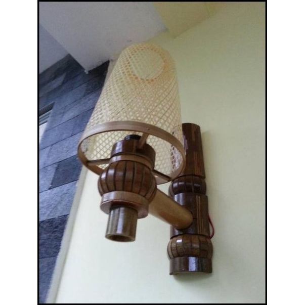 kap lampu tempel dinding anyaman bambu