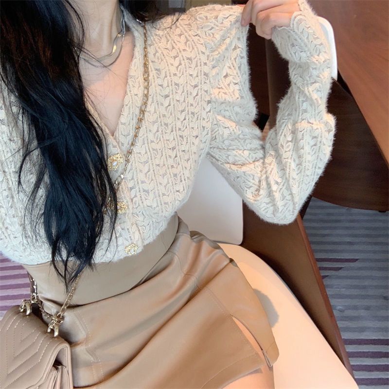 Red High-end wear fashion niche French v-neck light familiar gaya Hong Kong bottoming shirt female small fragrance suit skirt two-piece set