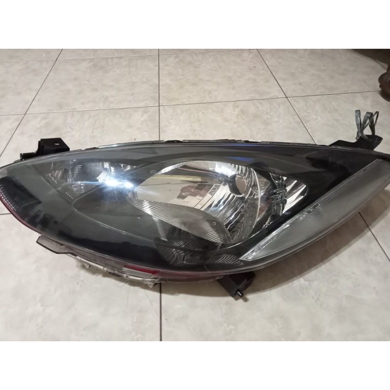 Headlamp lampu depan mazda 2