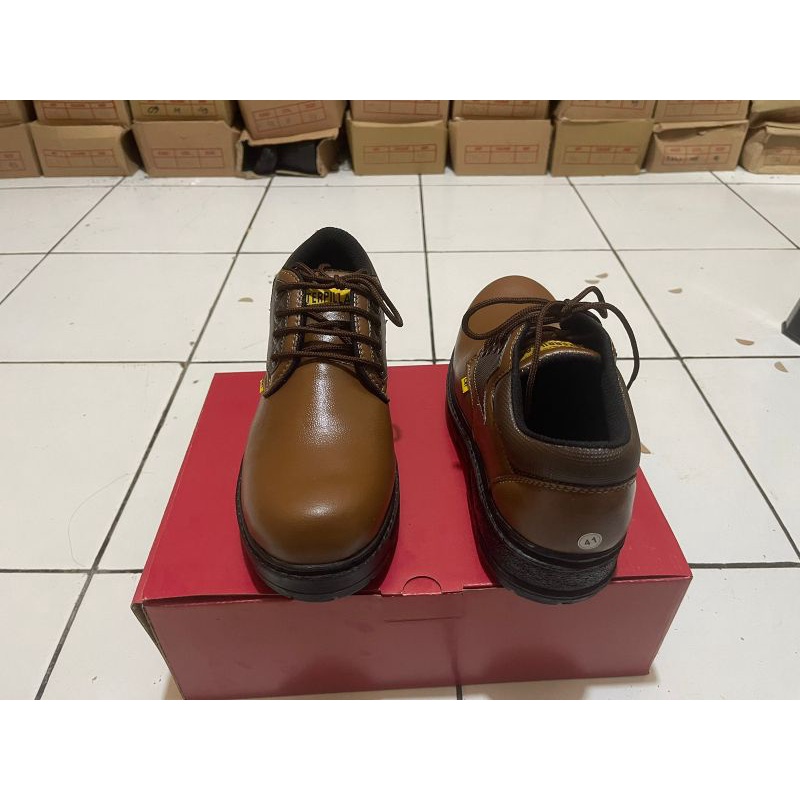 sepatu safety Caterpillar ujung besi, sepatu pria terlaris