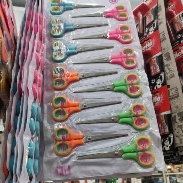 

Gunting Uk Sedang Renceng Warna ( 12 Pcs )