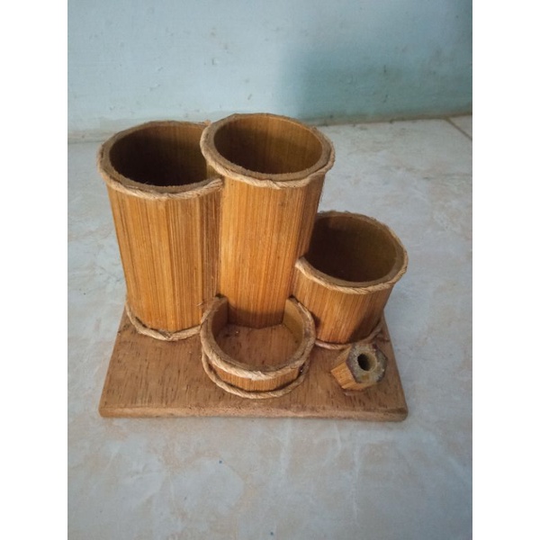 

Tempat pensil dudukan meja berbahan bambu