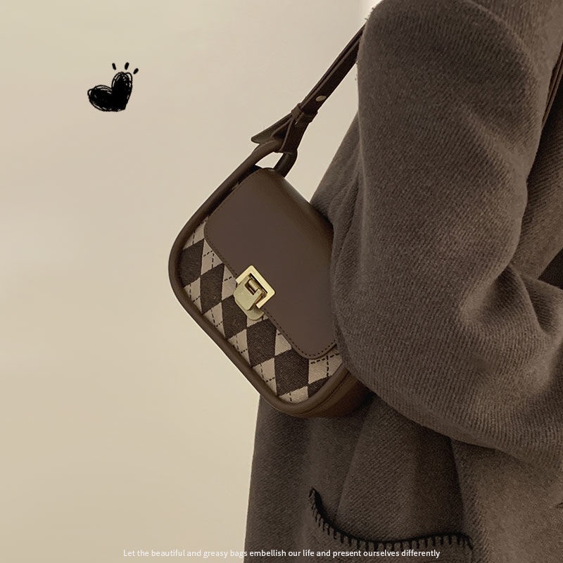 Red French niche underarm bag women 2021 new trendy fashion retro plaid saddle bag all-match in Messenger bag