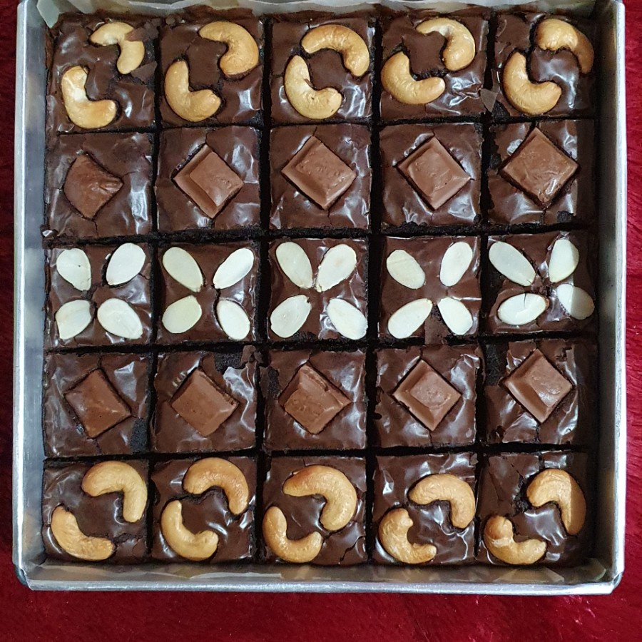 

BROWNIES PANGGANG SEKAT 20X20 25 PCS