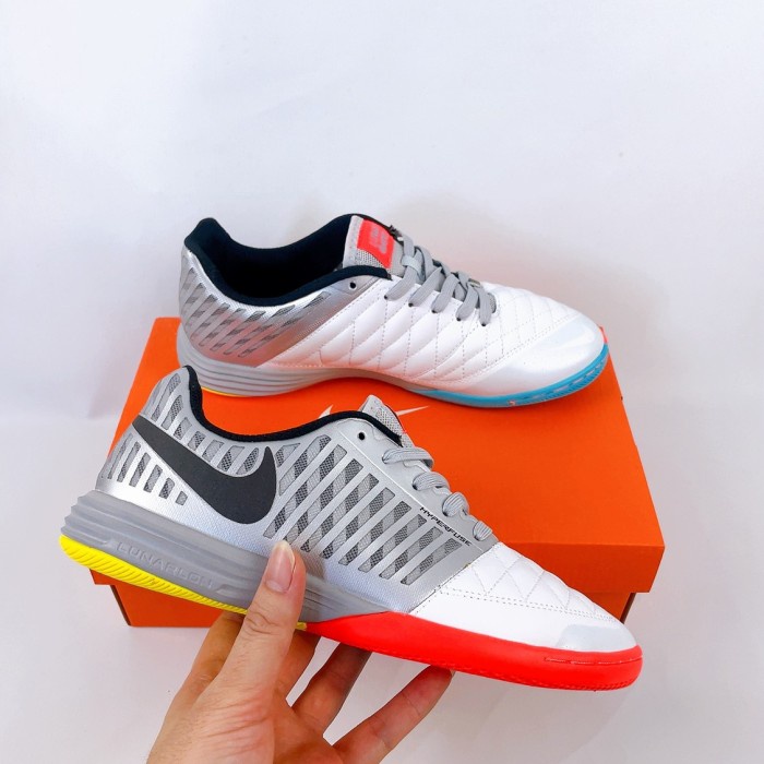 SEPATU FUTSAL NIKE LUNAR GATO II WHITE SILVER IC