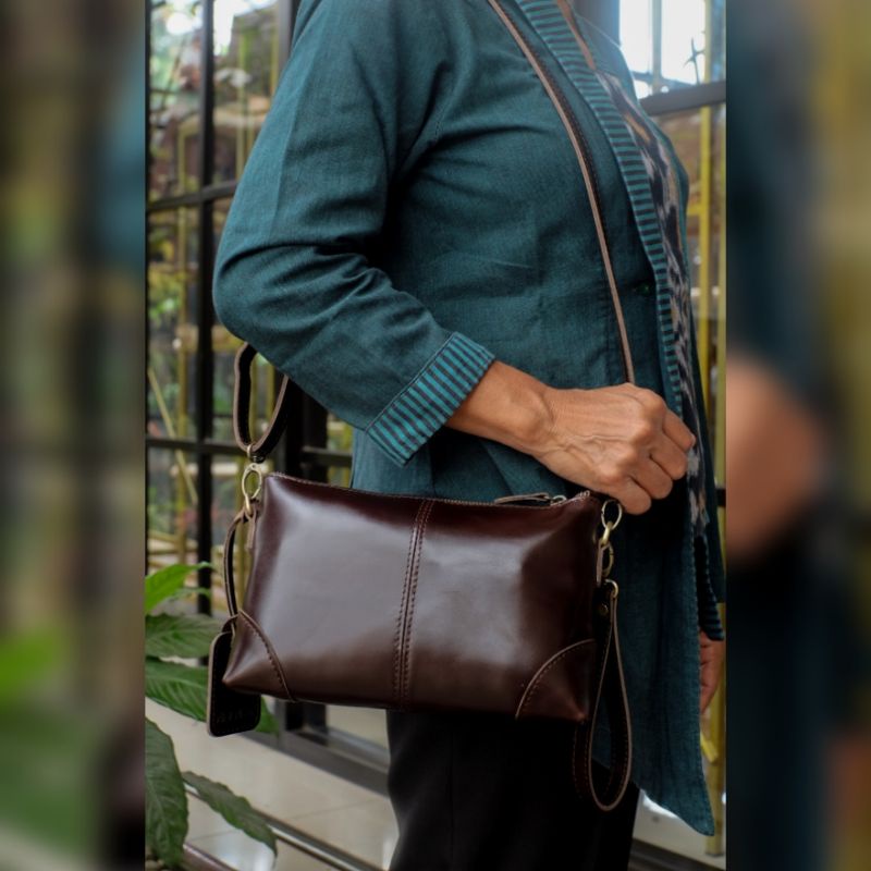 Aira Tas Selempang Wanita Sling Bag Maura Kulit Sapi Asli Bahan Pull Up Leather Terbaru Kain Lurik Tradisional Tali Panjang Adjustable Tali Pendek Kekinian Original