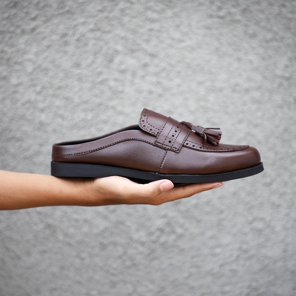 RIONZ X MARTINES - Sepatu Casual Slip On Pria Mules Kulit PU Asli Black Brown Semi Formal Kasual Hitam Coklat Kondangan Pesta NIkahan Kantor Gaya Kekinian Terlaris Terbaru Murah