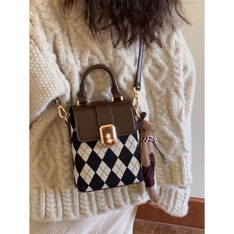 Red Kelinci Pelunasan Portable Musim Gugur dan Musim Dingin All-Match 2022 Tas Baru Wanita Genggam Single Bahu Messenger Lingge Kecil tas Ponsel