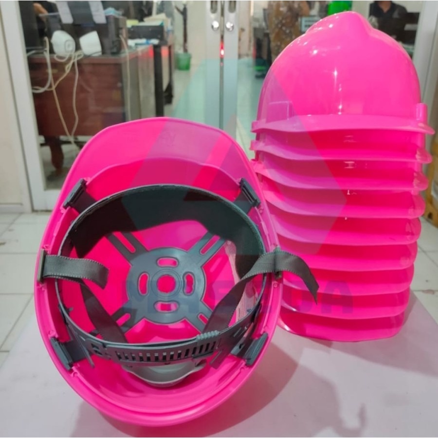 Helm proyek safety unik warna terang banget. Pink