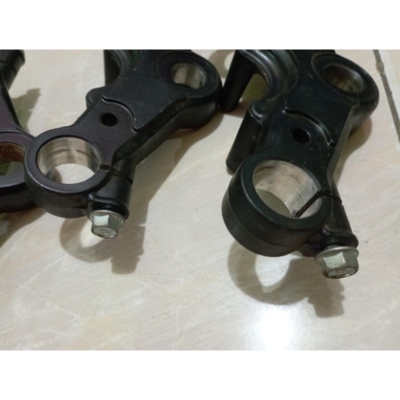 SEGITIGA ATAS SHOCKBREAKER DEPAN SATRIA FU LAMA 2008 2014 ORIGINAL