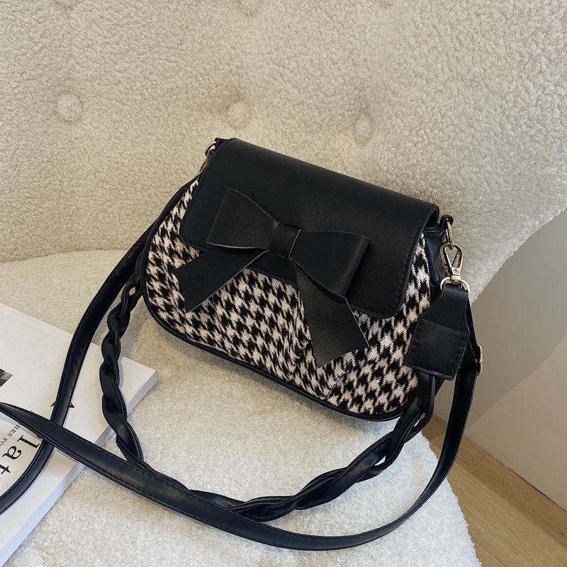 Red Tas Kecil Tas Wanita 2021 Baru All-Match Musim Gugur dan Musim Dingin One-Shoulder Tas Messenger High-End Eksplosif fashion Kotak-kotak Tas Sadel