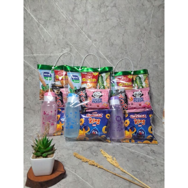 

PAKET PARCEL MURAH KEMASAN ULANG TAHUN BINGKISAN SNACK+BOTOL MINUM