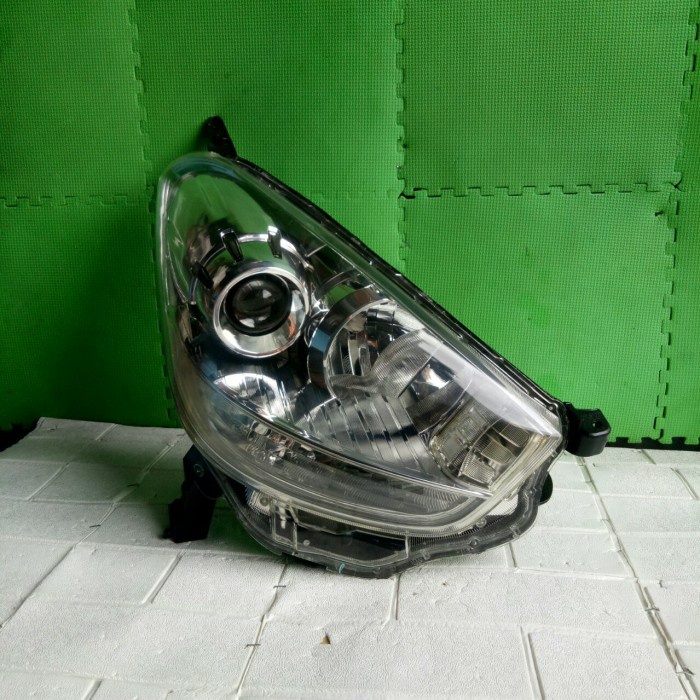 {BEKAS} Headlamp lampu depan daihatsu sirion 2011 2012 2013 2014 Satuan ori Diskon