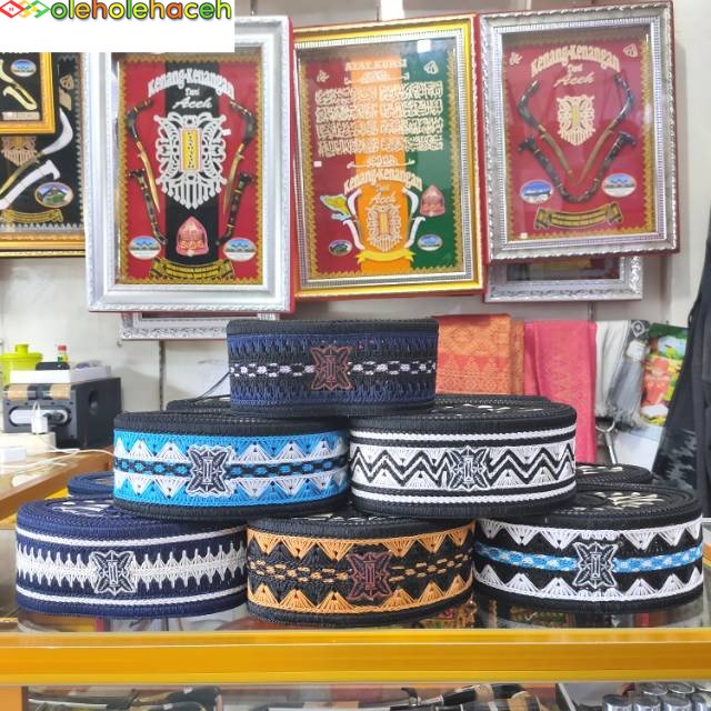 Peci rajut motif pintu Aceh