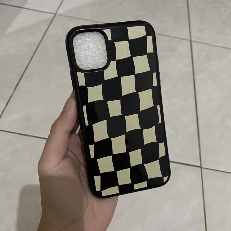 Case Iphone 11 papan catur - [PRELOVED]