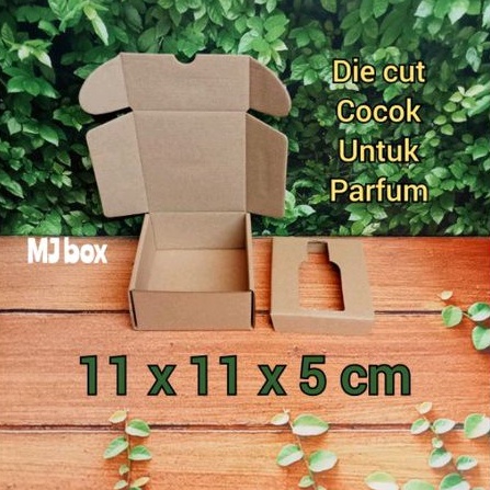 

kardus karton uk 11x11x5 cm... die cut dus packing botol lelabo parfum -35 ml dll, tanpa partisi bisa untuk packing aksesoris dll, model box pizza
