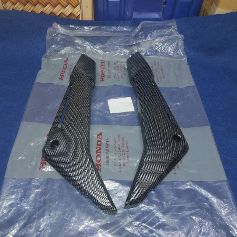 Sambungan Body Samping Box Accu Honda CB 150X Karbon Satu Set