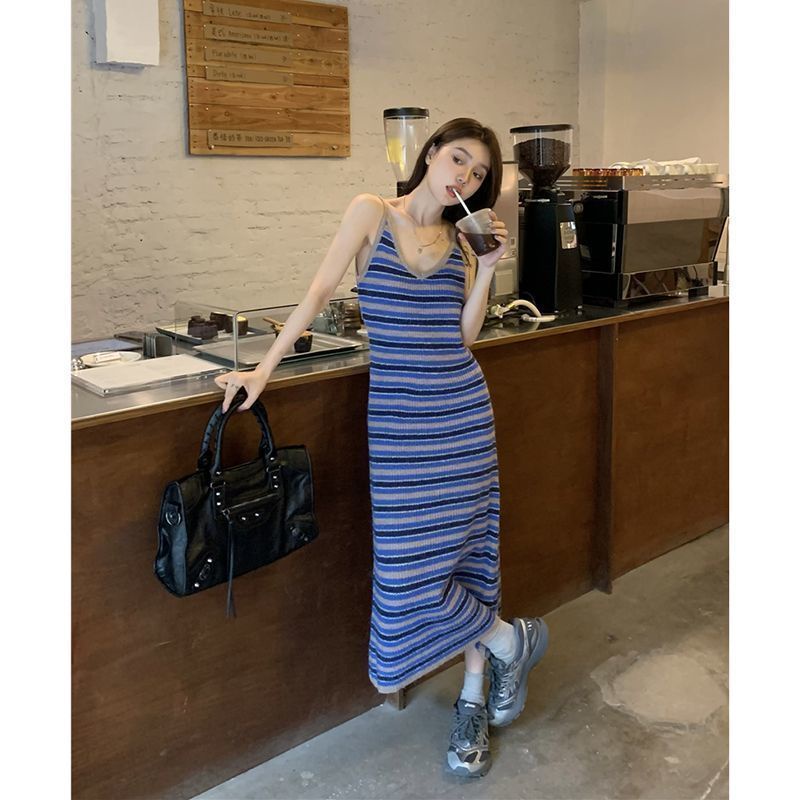 Red Gaya Korea Kontras Warna Bergaris Rajutan Gaun Musim Gugur dan Musim Dingin 2022 Baru Keinginan Murni Rasa Desain Pinggang Pinggang Tali Suspender gaun