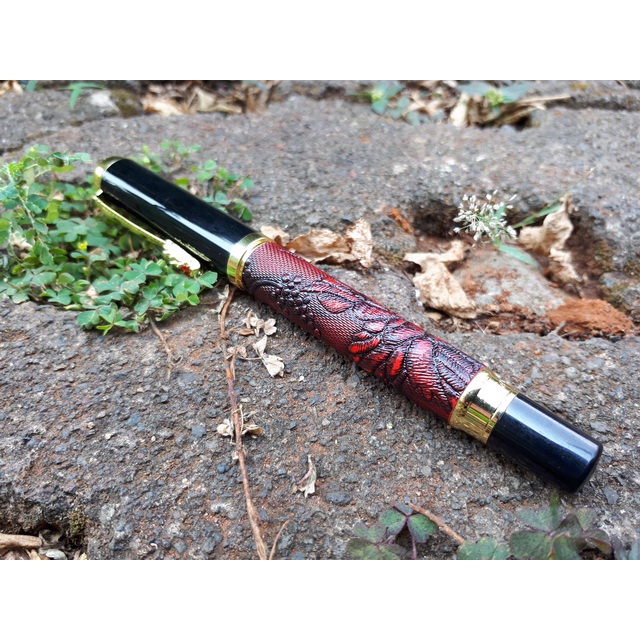 

Pulpen Mewah Dika Wen 891 Classic Red Leather Grape Pattern Roller Ball Luxury Pen