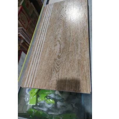 Granit 30x60 tangga motif kayu stepnossing