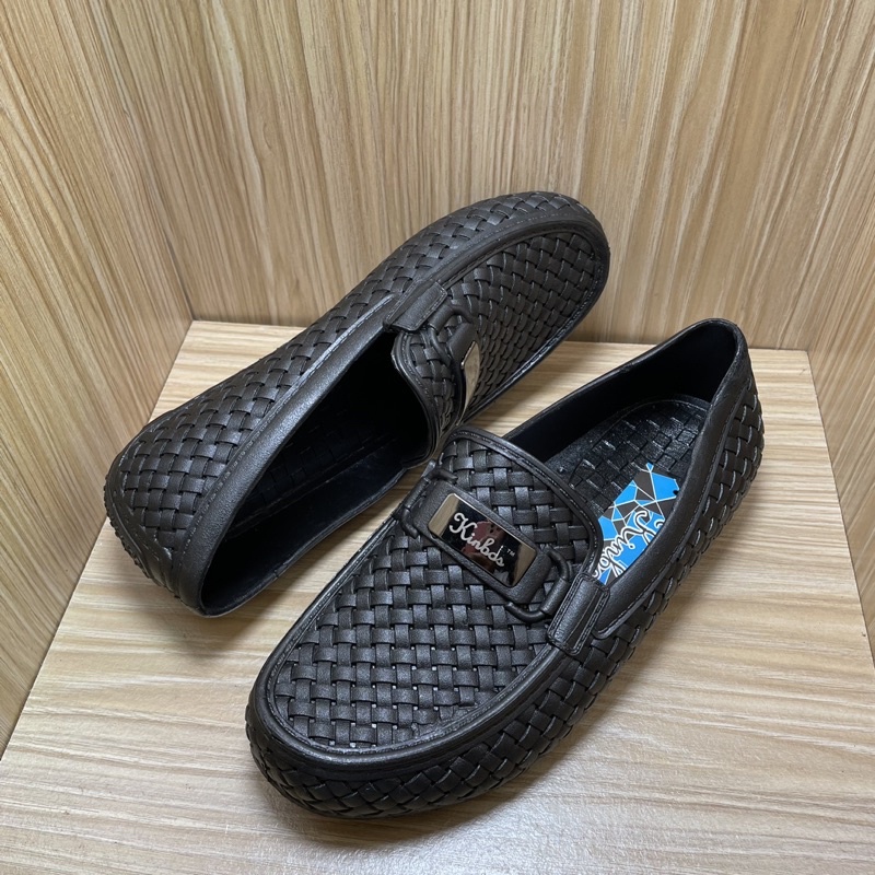 sepatu karet pria KINBOS motif anyaman.