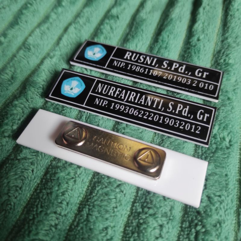 

Papan Nama / Nametag Akrilik resin magnet