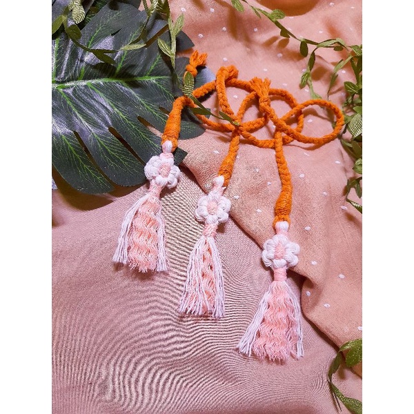 

daisy bookmark // pembatas buku macrame