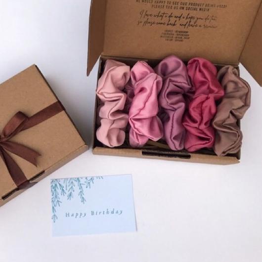 

♥ [5 PCS] HAMPERS SCRUNCHIES GIFT BOX PREMIUM BACA DESKRIPSI KADO CEWEK KADO PACAR GRADUATION KADO WISUDA ◄