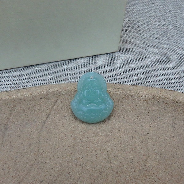 Liontin Giok Buddha Ketawa